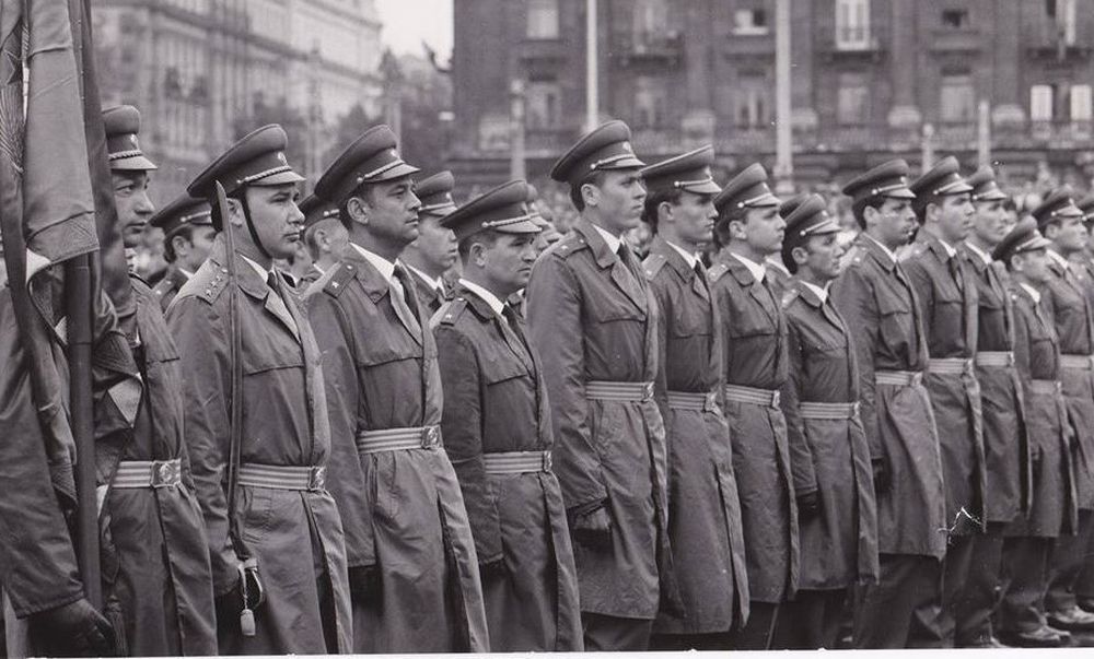 1972. augusztus 20. - Tisztavatás a Parlament előtt