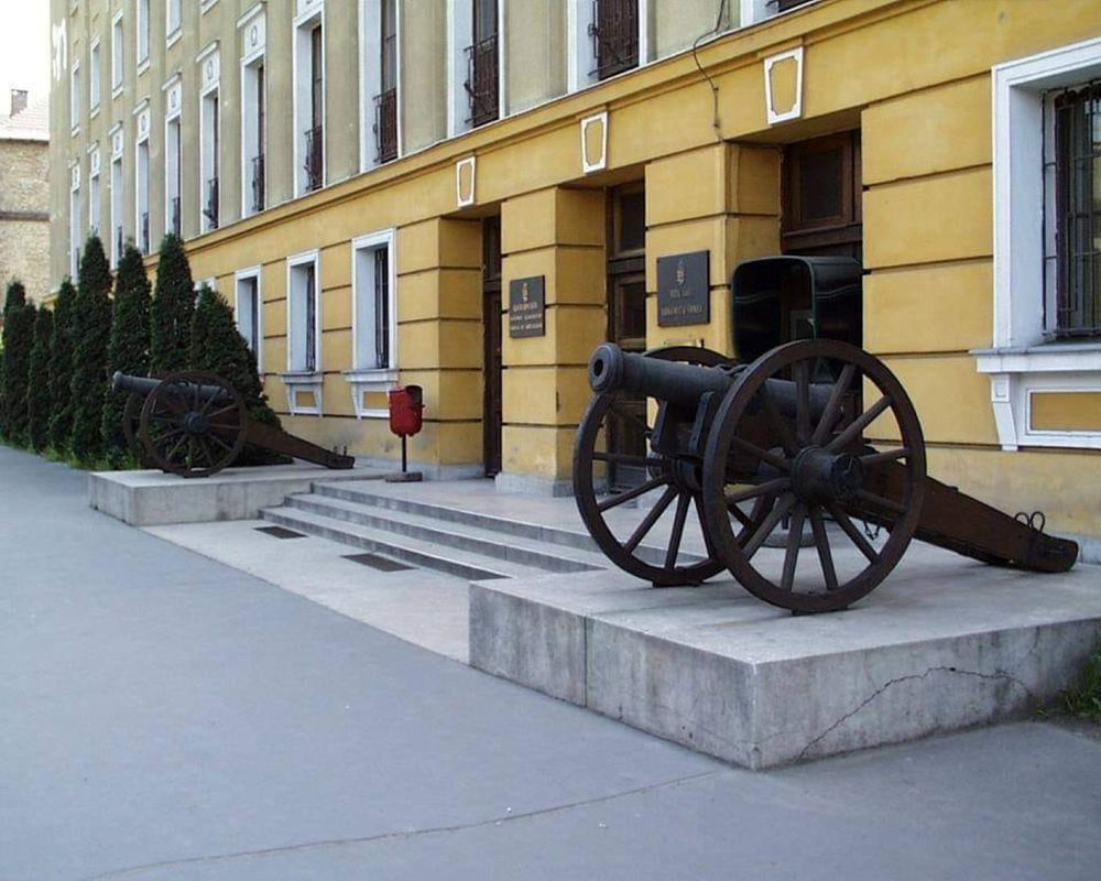 A főbejárat az ágyúkkal