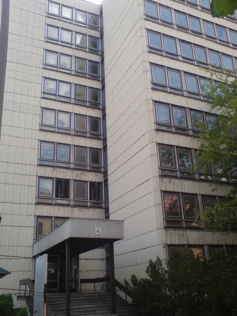 A 6-os épület homlokzata