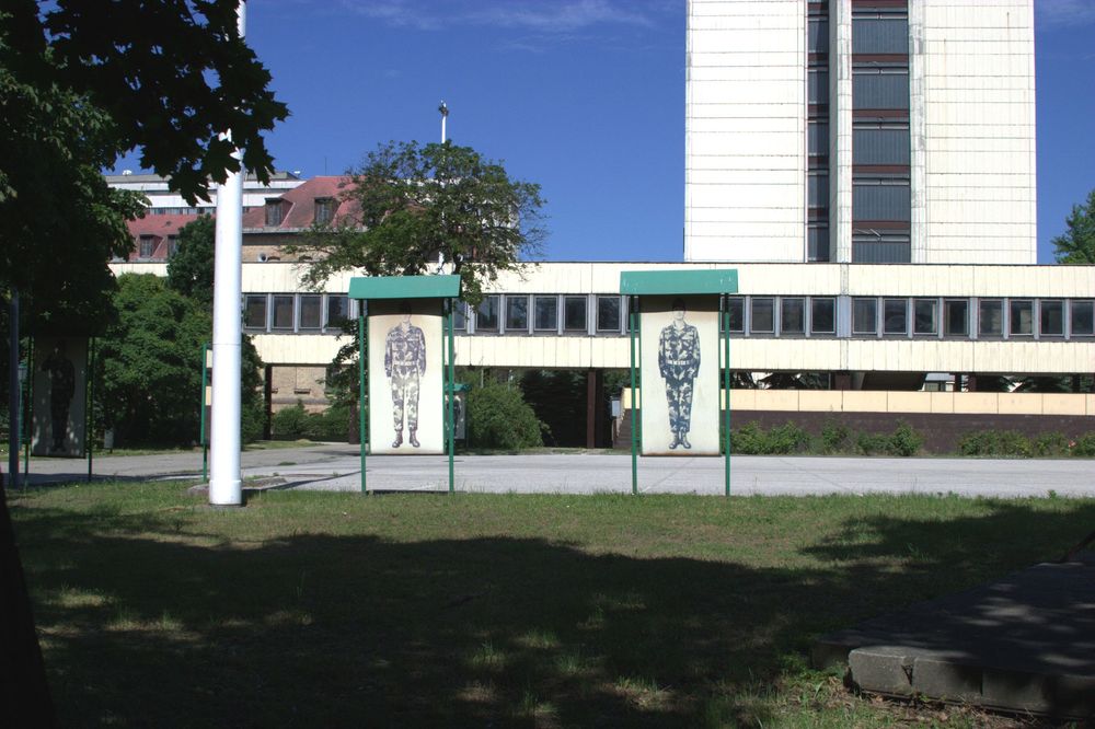 A zárt folyósó az alakuló tér mellett