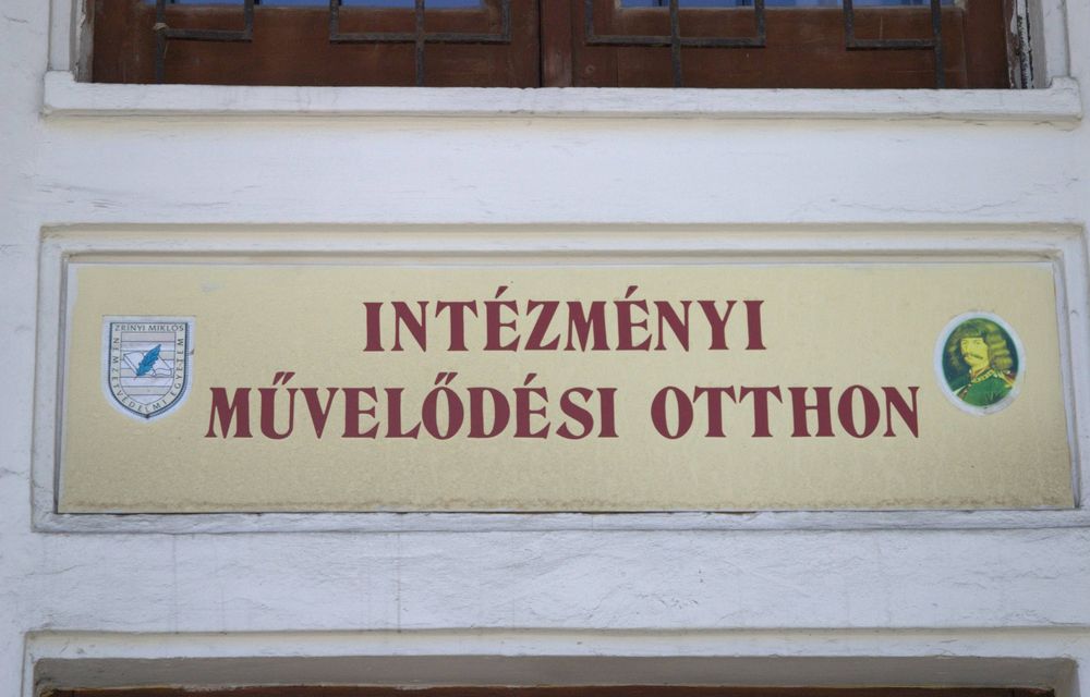 A művelődési otthon bejárata