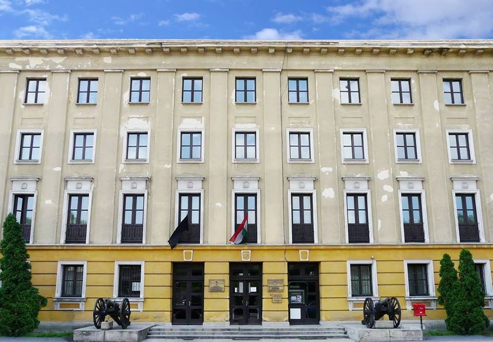 A főépület homlokzata